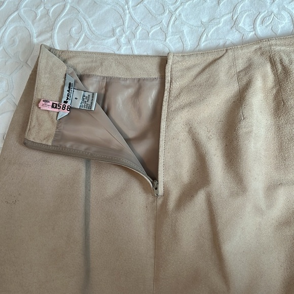 Beautiful real suede pencil skirt. Fully lined with beautiful embroidery. - Picture 3 of 5